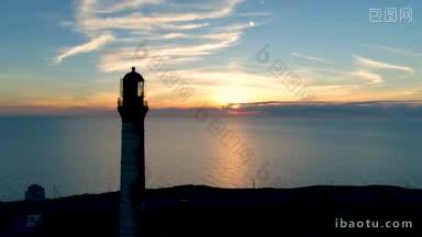航拍的灯塔在日落背景下的海上在夏天无人机飞过灯塔